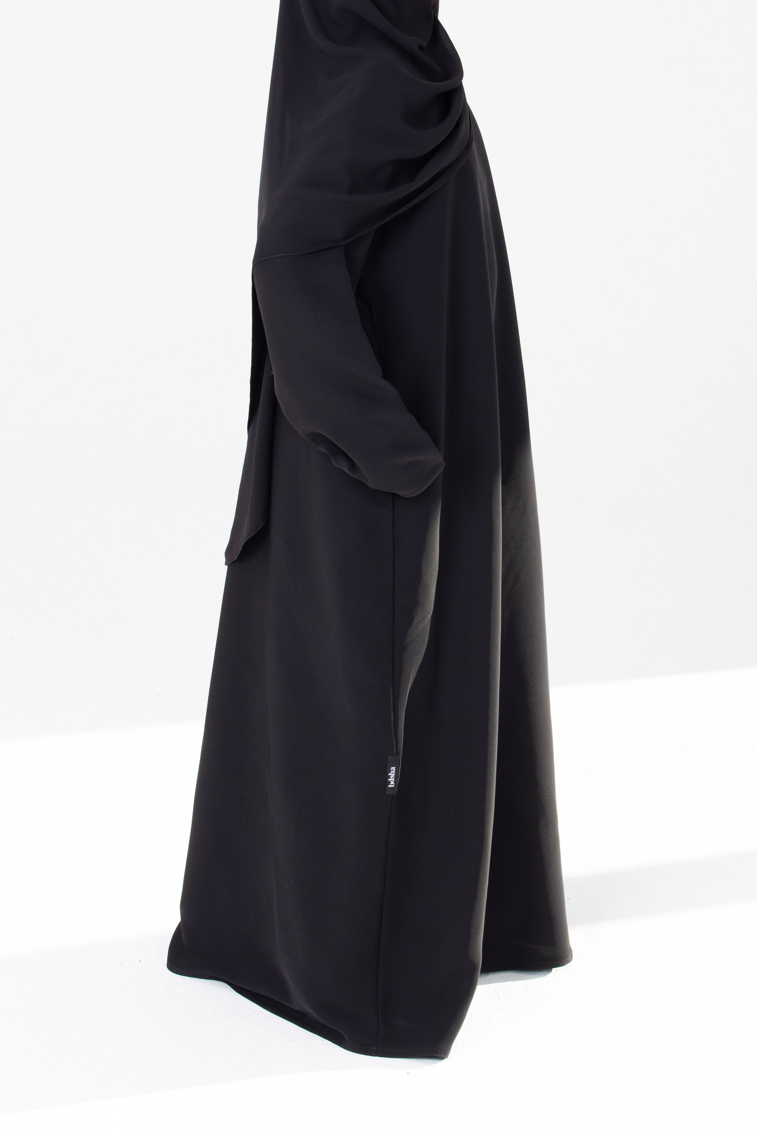 Aswad ﺃَﺳﻮَﺩ Closed Abaya